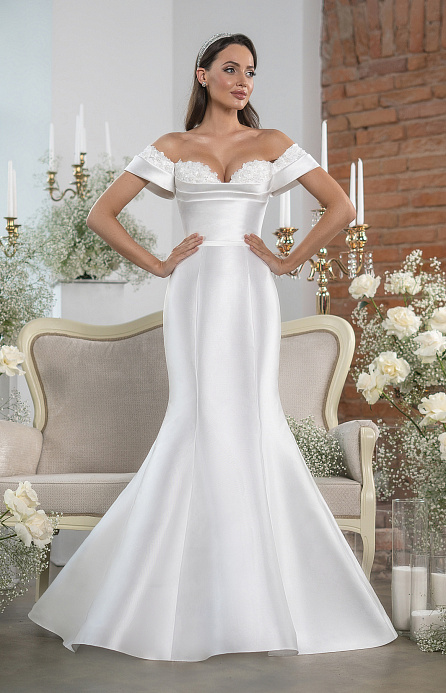 Атласное свадебное платье рыбка с кружевным декором по груди фото
