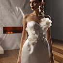 Свадебное платье мини с объемными цветами фото