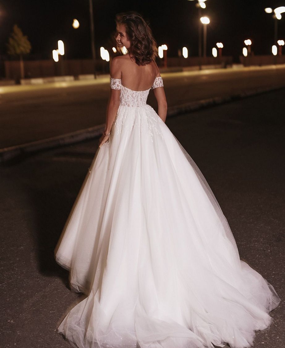 Воздушное свадебное платье с разрезом фото