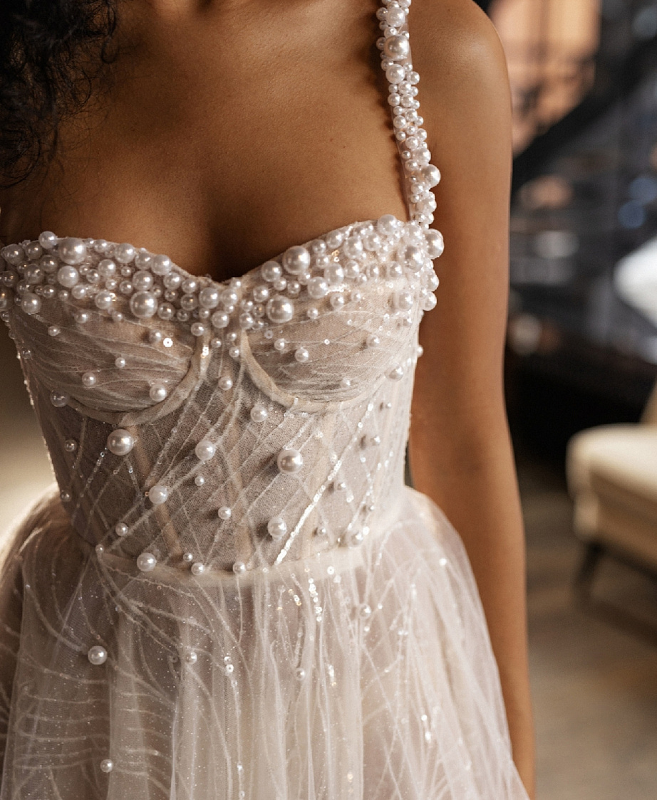 Свадебное платье с крупным жемчугом на корсете фото