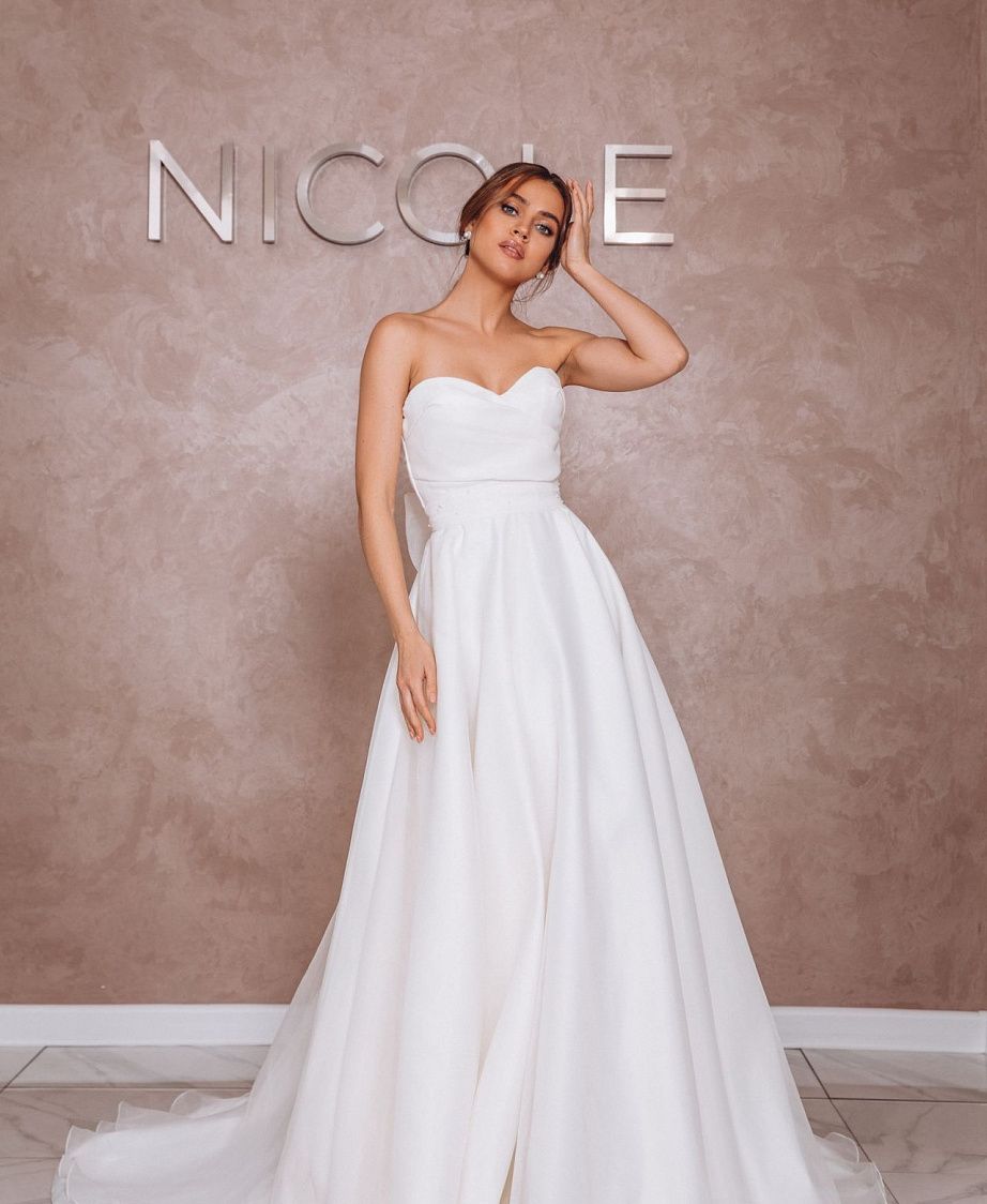 Атласное свадебное платье с бантиком на спине и вырезом сердечком фото