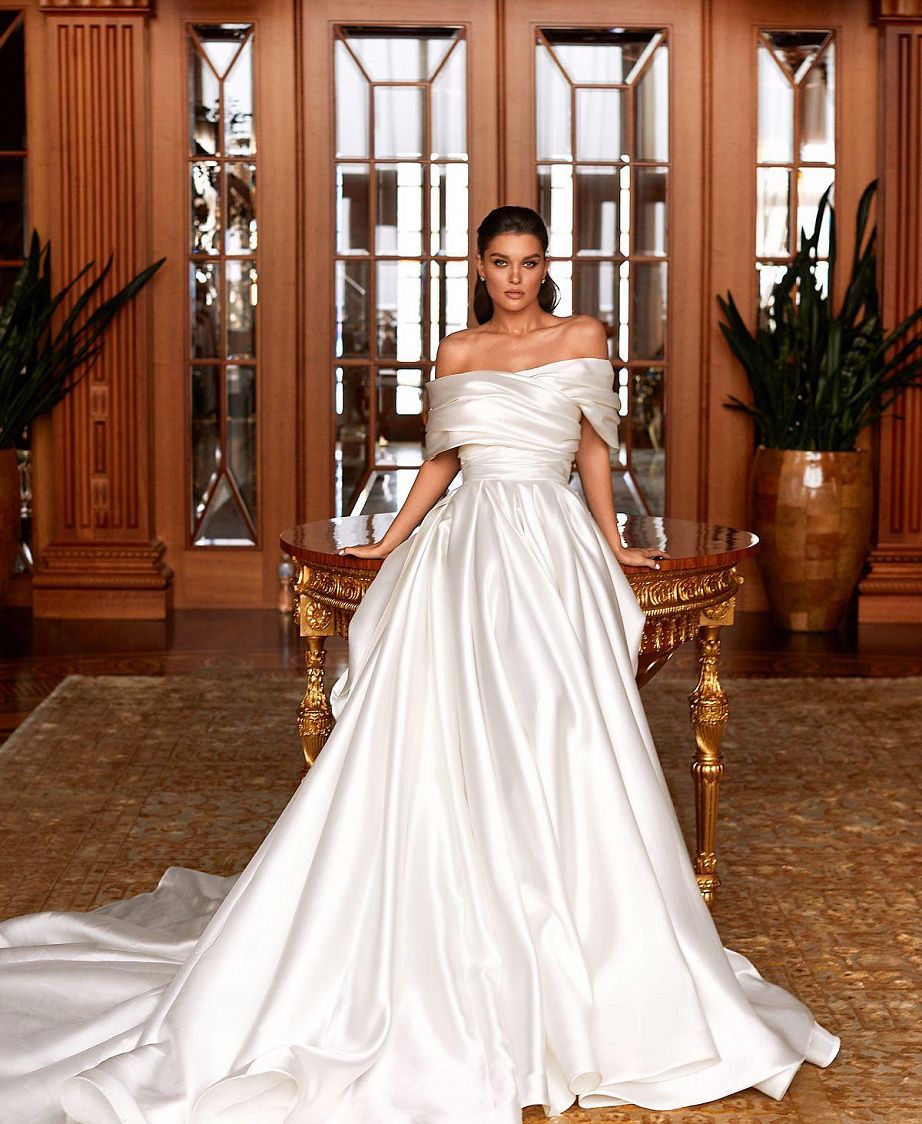 Пышное атласное свадебное платье с вырезом в форме сердца фото