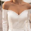 Атласное свадебное платье с рукавами и открытыми плечами фото
