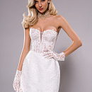 Короткое кружевное свадебное платье с перчатками фото