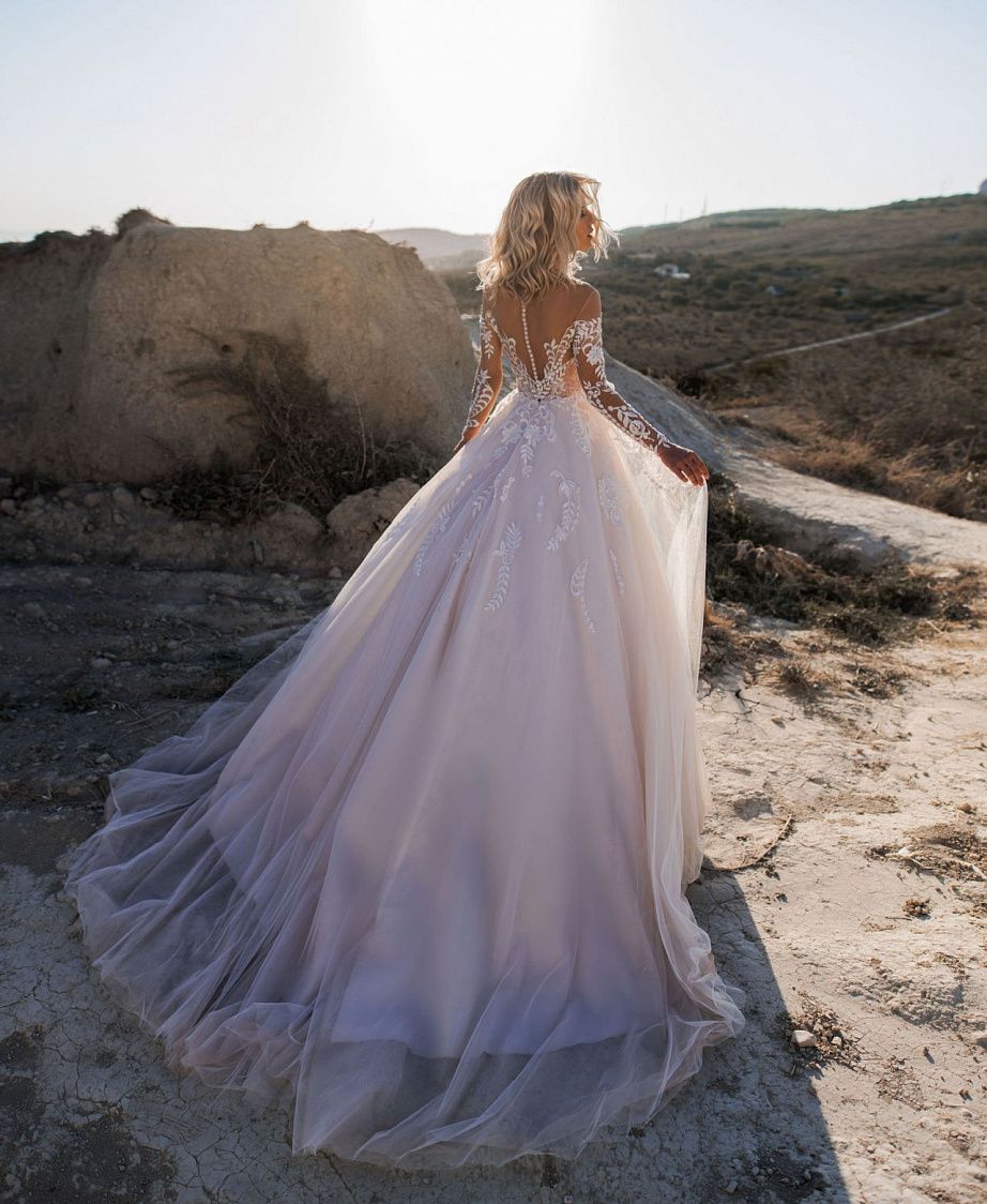 Свадебное платье с открытыми плечами и неповторимой спинкой фото
