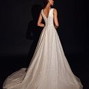 Сверкающее свадебное платье c v-вырезом фото