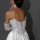 Свадебное платье принцесса с атласной юбкой и роскошным корсетом фото