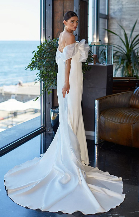 Свадебное платье рыбка с бантом на плече фото