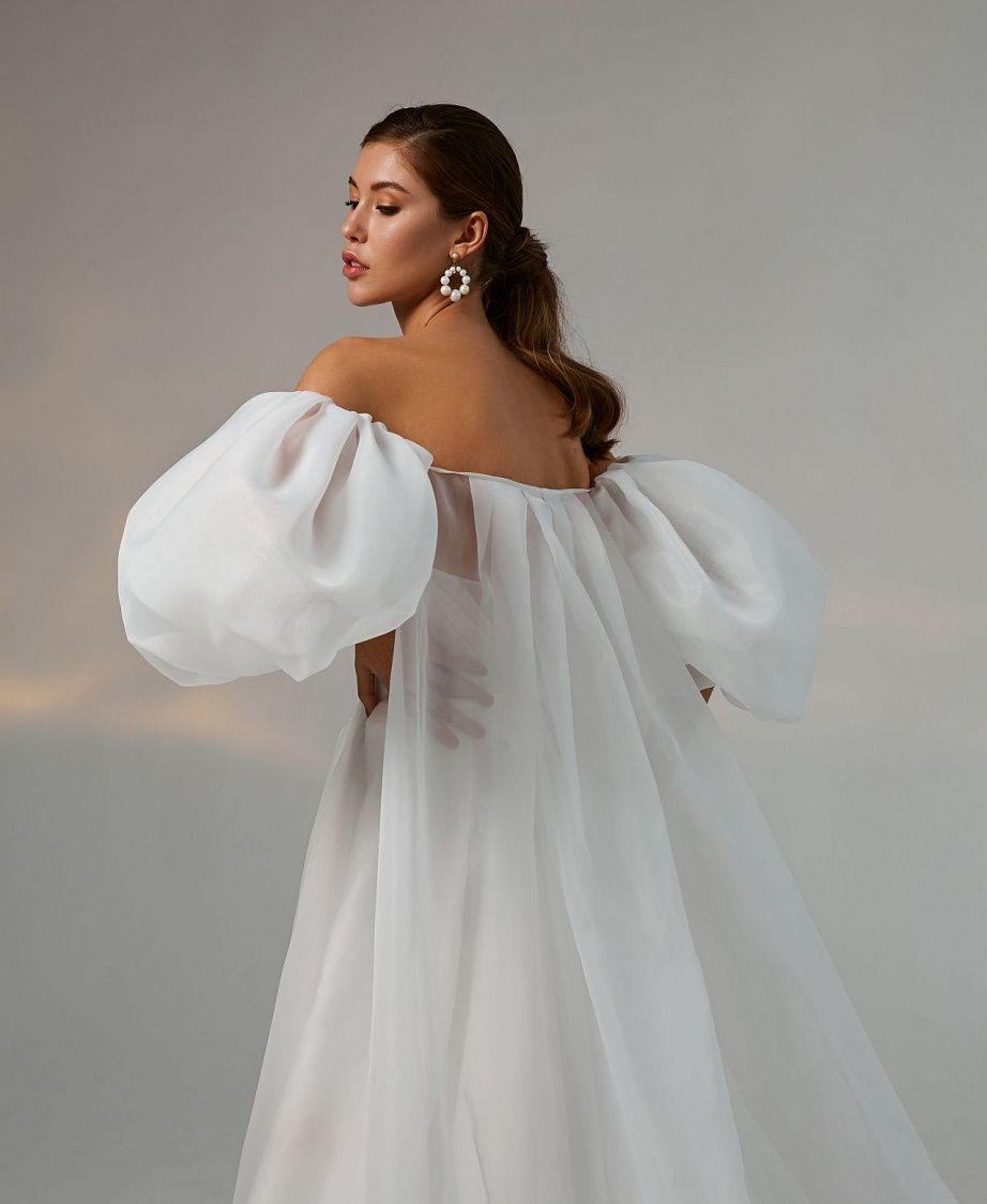 Свадебное платье с разрезом и съемным кейпом фото