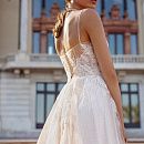 Свадебное платье декорированное цветочным кружевом фото