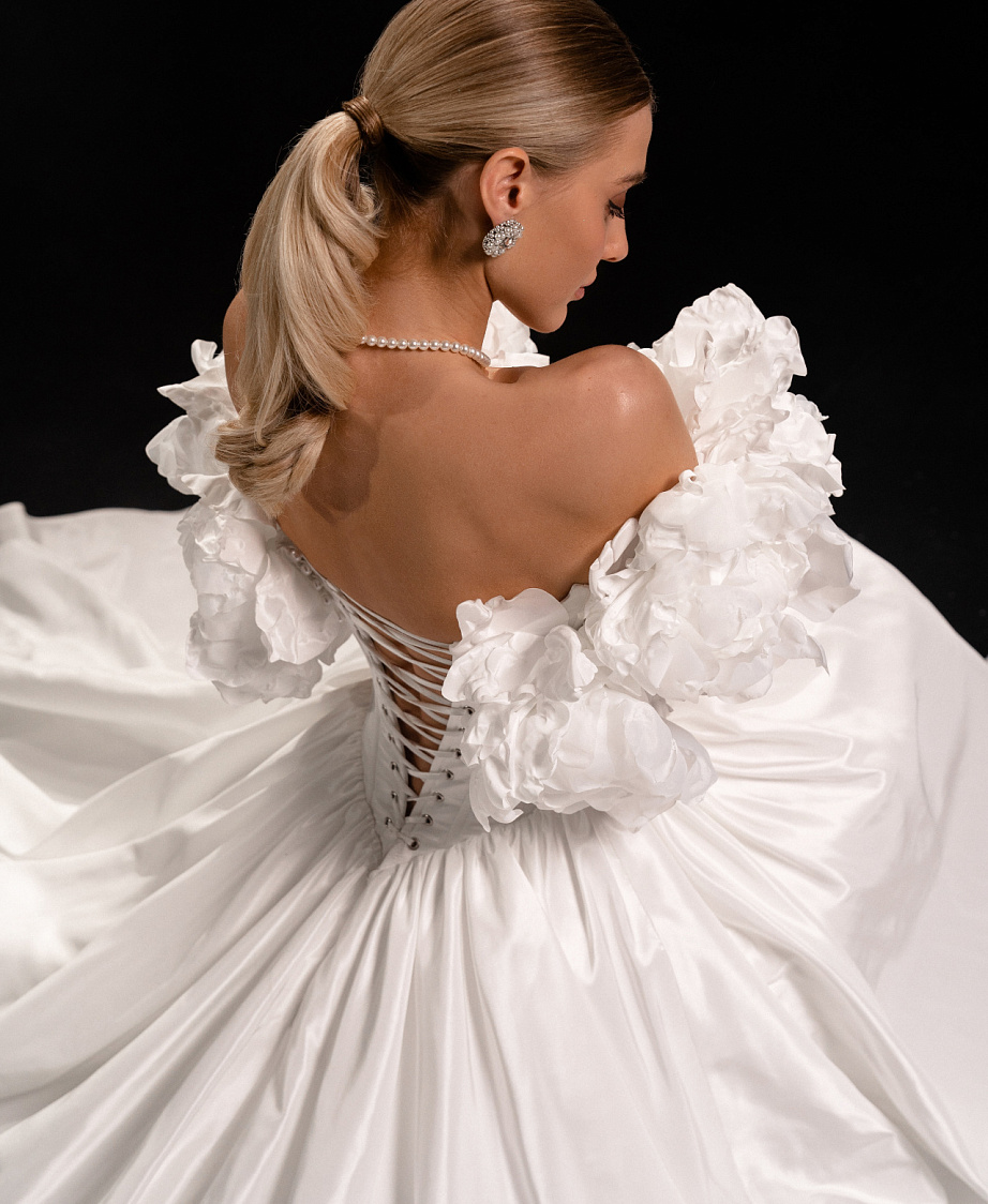 Роскошное свадебное платье силуэта принцесса фото