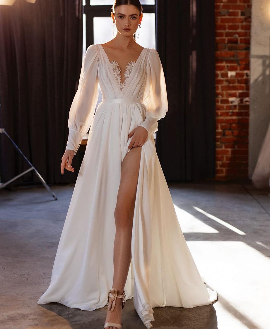 Струящееся свадебное платье с объемными рукавами фото