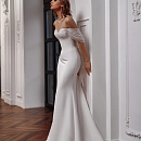 Атласное свадебное платье рыбка с декором по груди фото