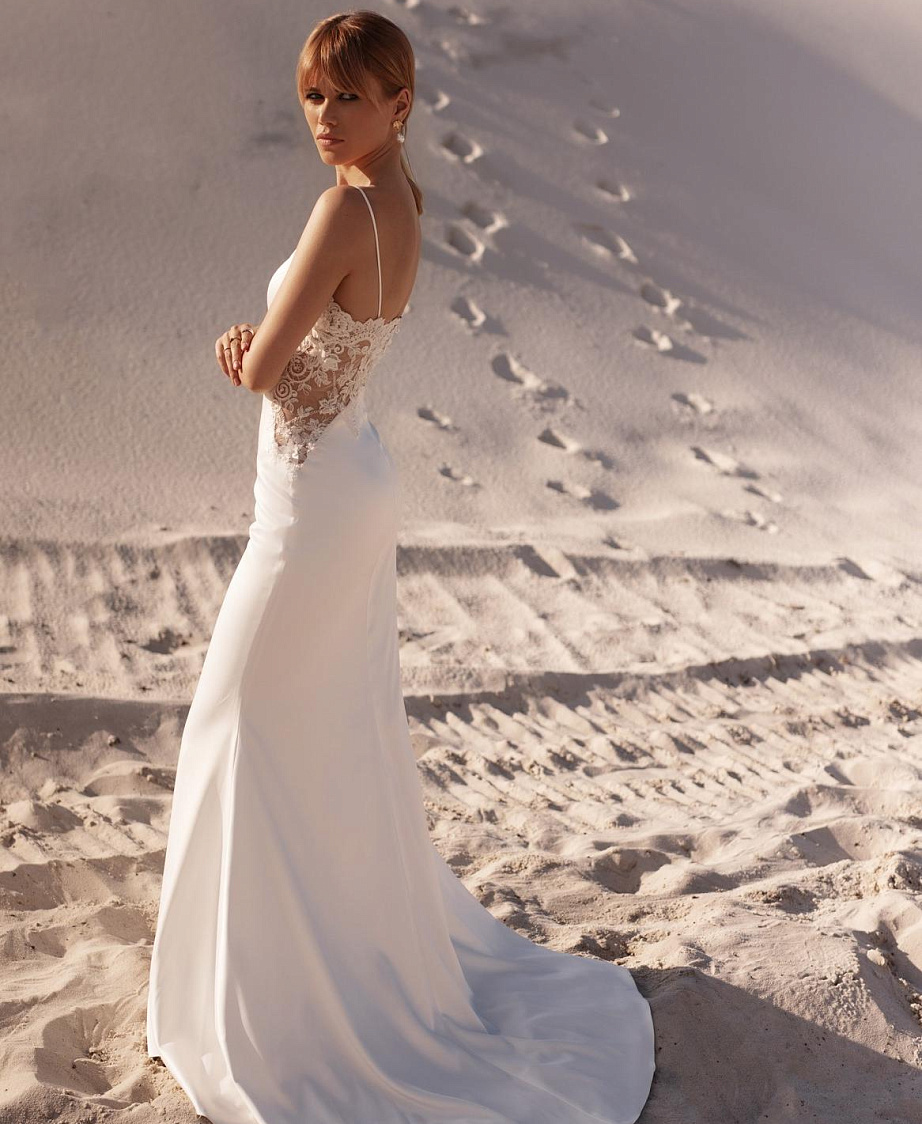 Атласное свадебное платье рыбка с кружевным  декором фото