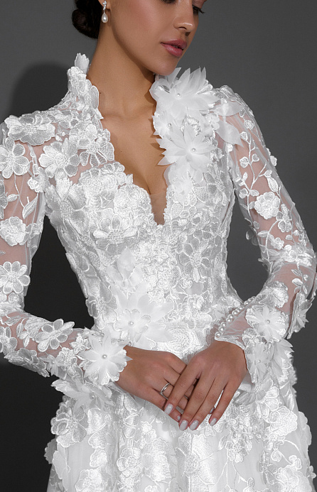 Закрытое свадебное платье из авторского 3D кружева фото
