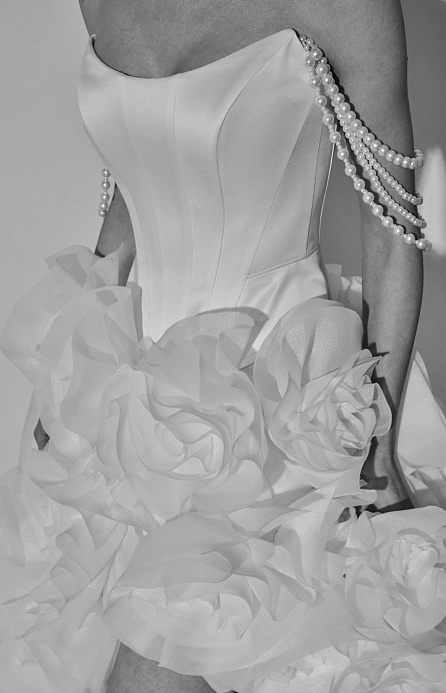 Роскошный свадебный комплет с пышной многоярусной юбкой фото