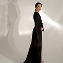 Чёрное вечернее платье с декольте фото