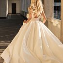 Атласное свадебное платье с бантом фото