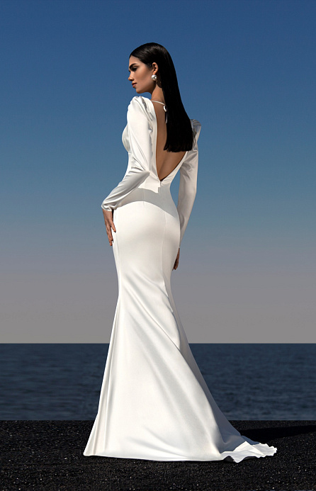 Атласное свадебное платье рыбка с рукавами и открытой спиной фото