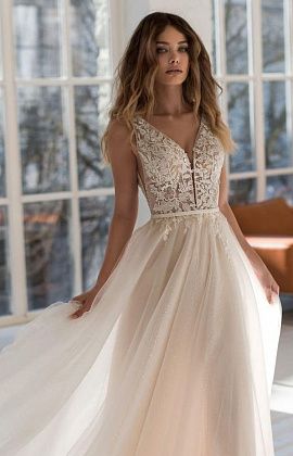 Красивое свадебное платье в цвете шампань