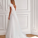 Белое свадебное платье с бантом на плече фото