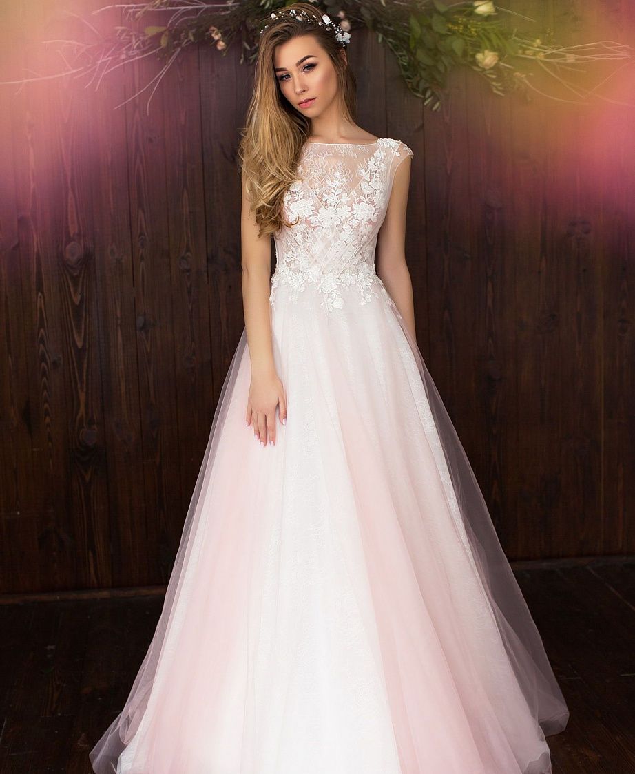 Недорогое свадебное платье нежно розового цвета