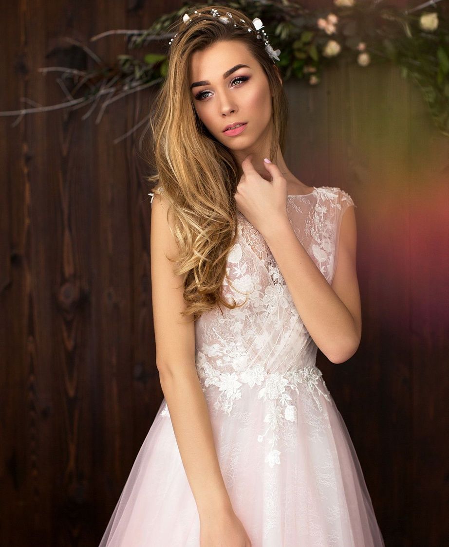 Недорогое свадебное платье нежно розового цвета