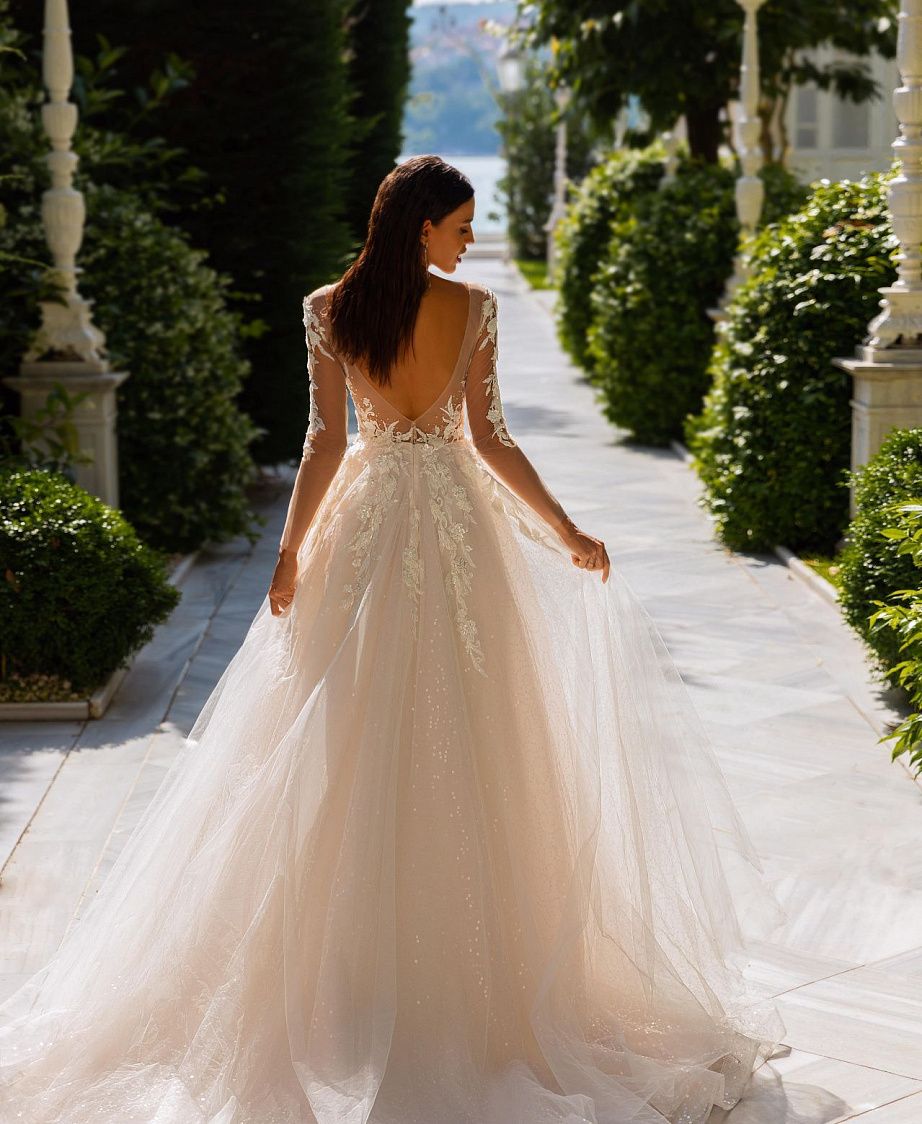 Кружевное свадебное платье с рукавами и открытой спиной фото
