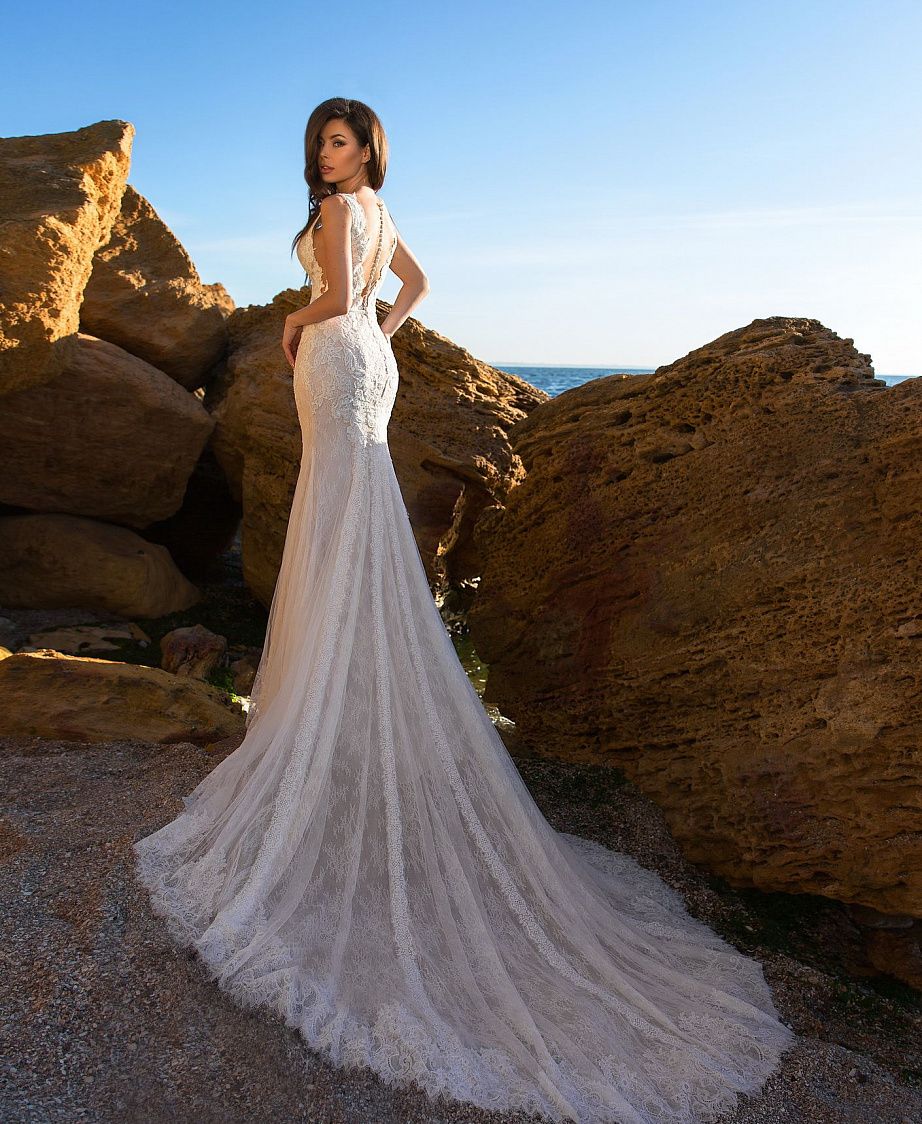 Свадебное платье русалка с глубоким вырезом по переду фото