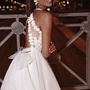 Белое свадебное платье с бантом на спинке фото