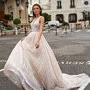 Блестящее свадебное платье с открытой спиной и шлейфом фото