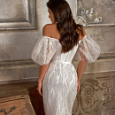 Свадебное платье миди с узорами из глиттера фото