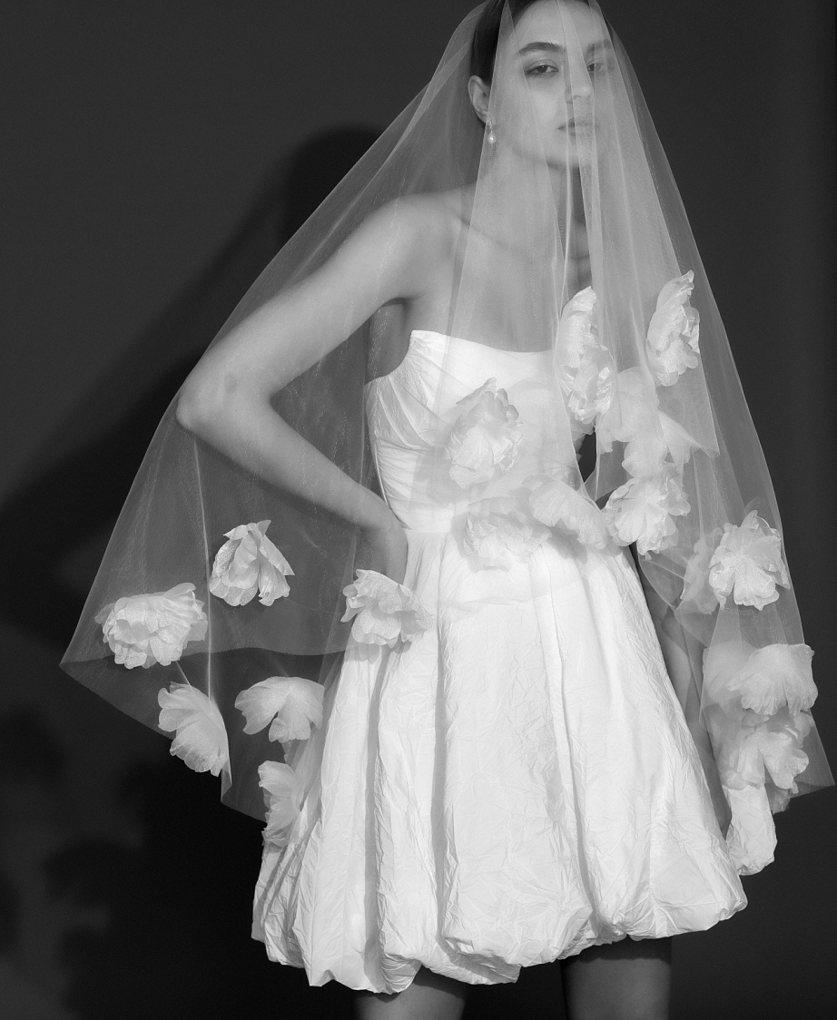 Стильное короткое свадебное платье из тафты фото