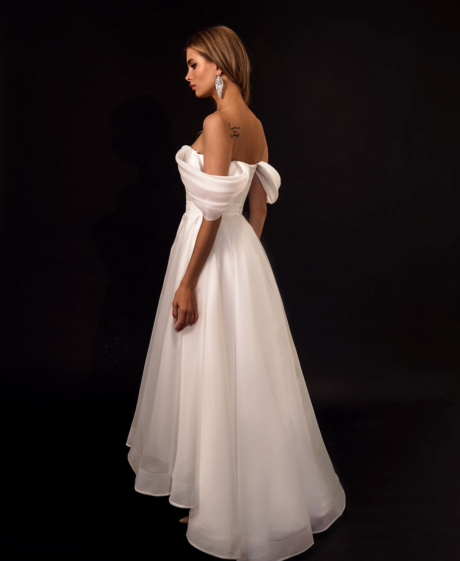 Атласное свадебное платье миди со шлейфом фото