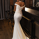 Атласное свадебное платье рыбка со спущенными плечами фото