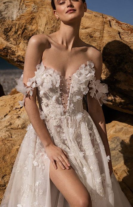 Сверкающее свадебное платье расшитое объемными цветами фото