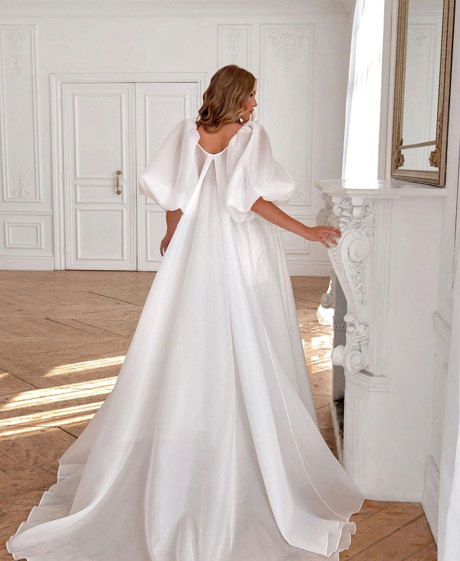 Сверкающее свадебное платье с открытым верхом фото