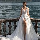 Кружевное свадебное платье с глубоким вырезом фото