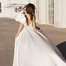 Лаконичное свадебное платье на тонких бретелях фото