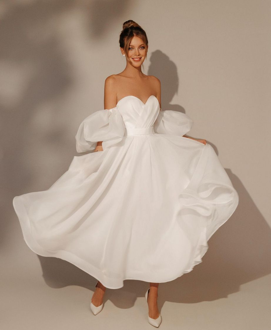 Белое свадебное платье миди с объемными рукавами фото
