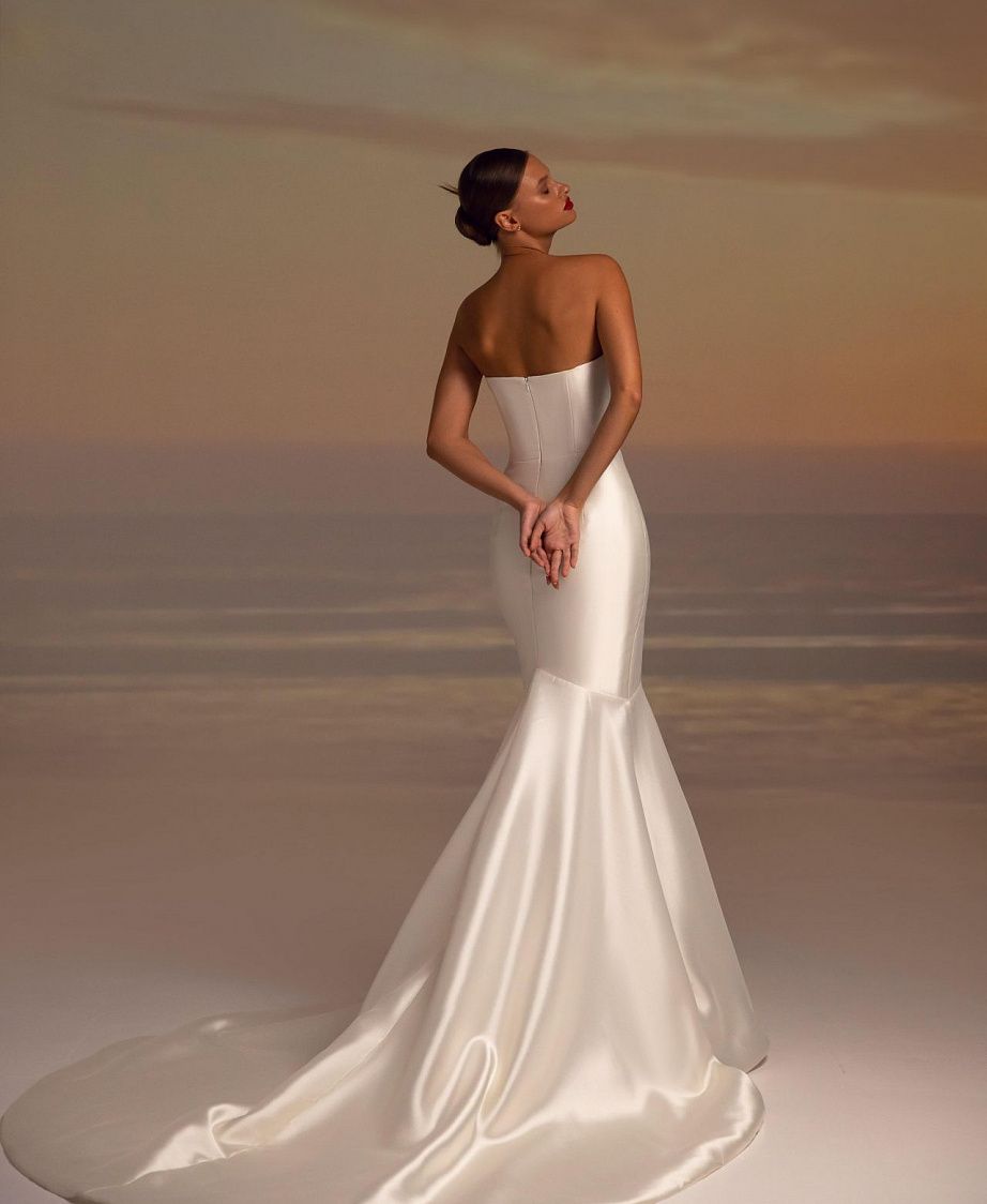 Атласное свадебное платье рыбка с длинным шлейфом фото