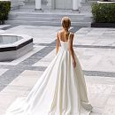 Атласное свадебное платье с карманами фото