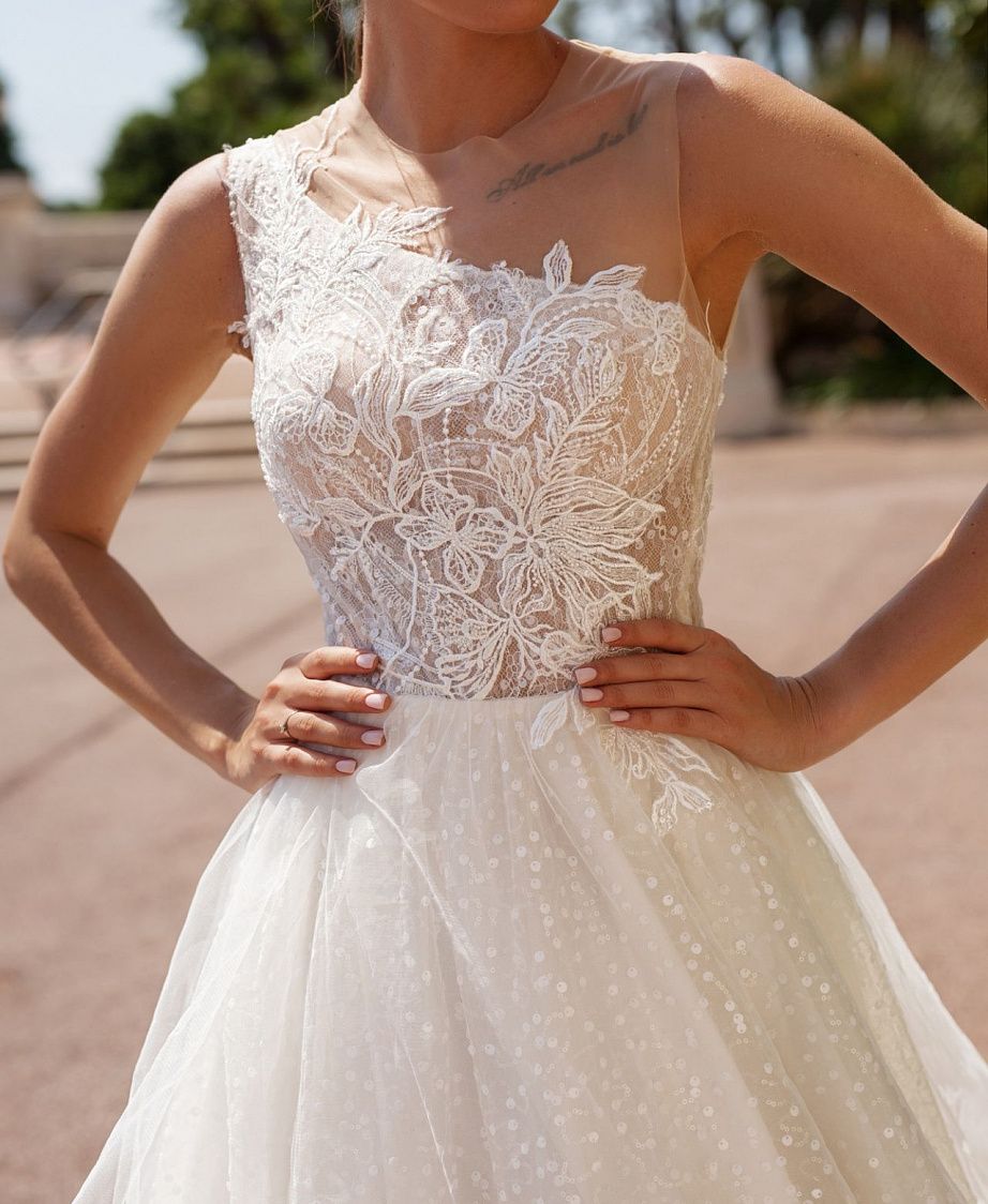 Сверкающее свадебное платье на одно плечо фото
