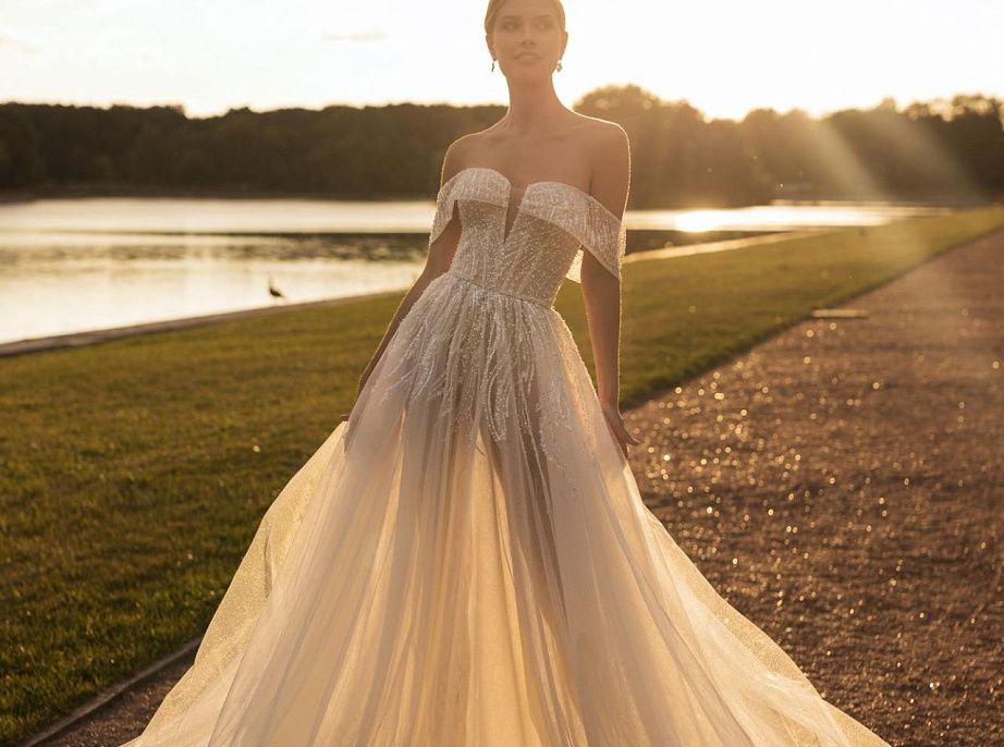 Изысканное свадебное платье с расшитым кружевом фото