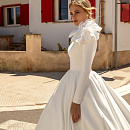 Лаконичное атласное свадебное платье с рукавами и открытой спиной фото