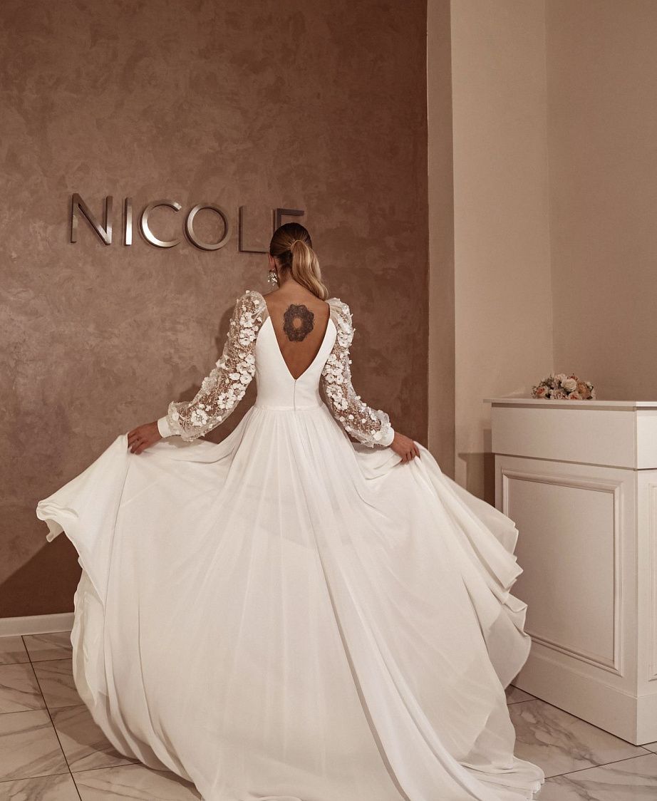 Воздушное свадебное платье с нежной вышивкой по корсету фото