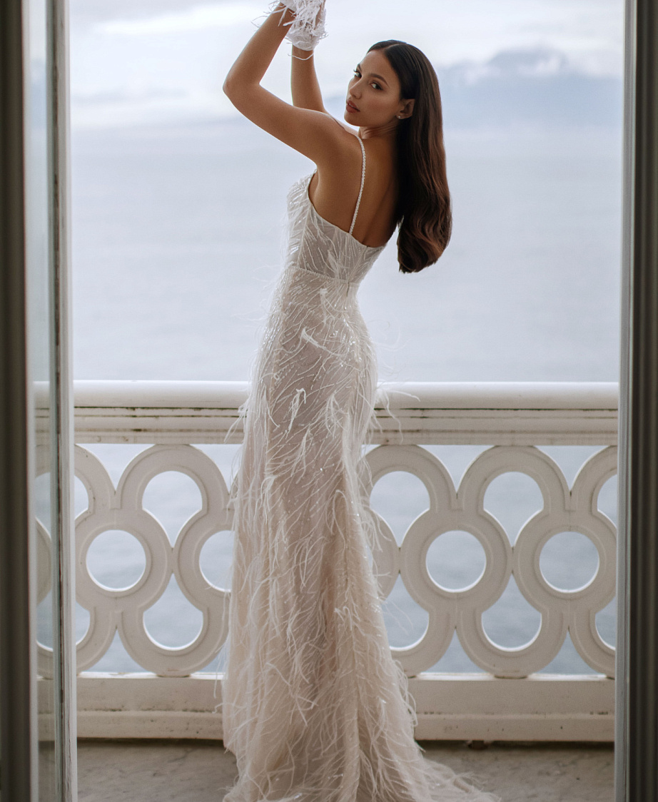 Свадебное платье с перьями фото
