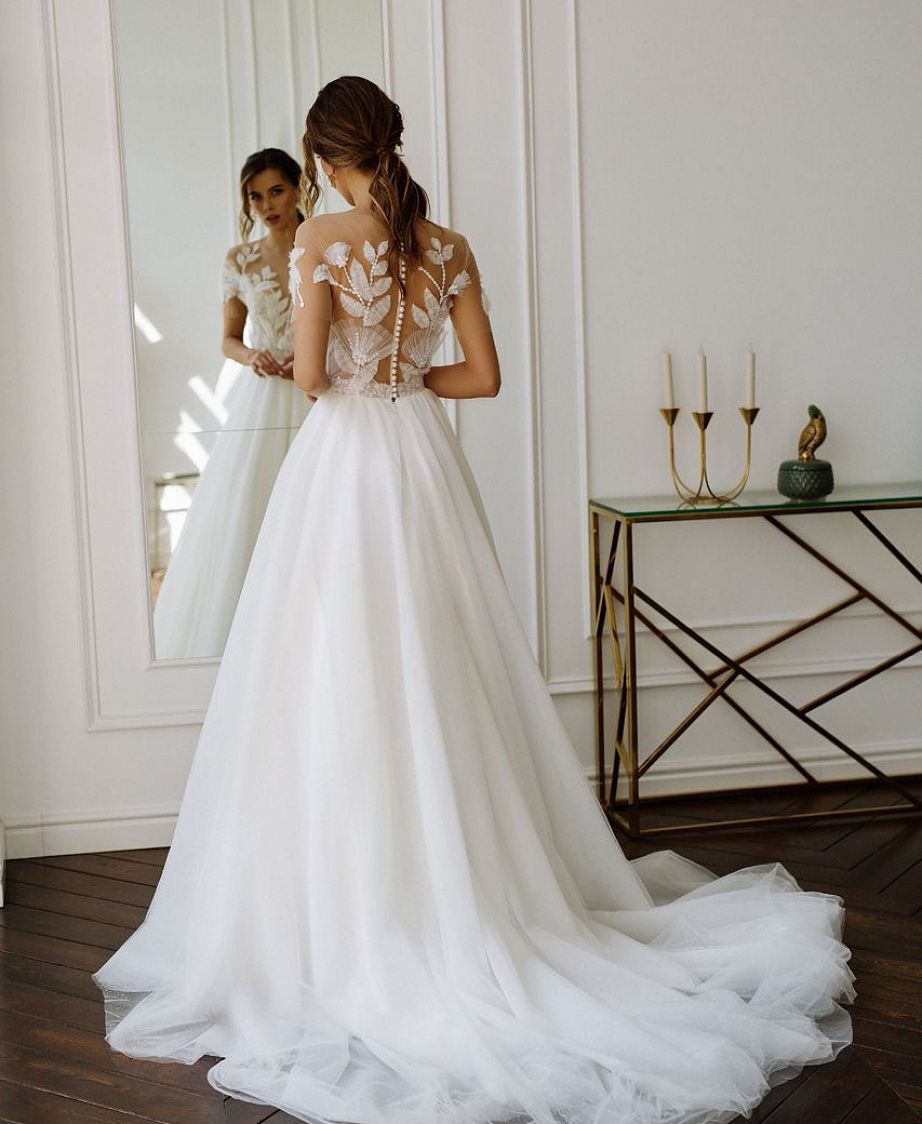 Стильное свадебное платье с цветочным кружевом фото