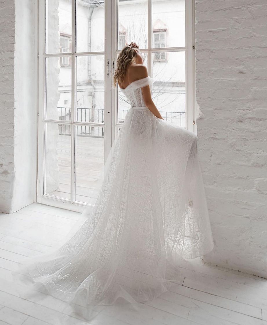 Сверкающее классическое свадебное платье фото