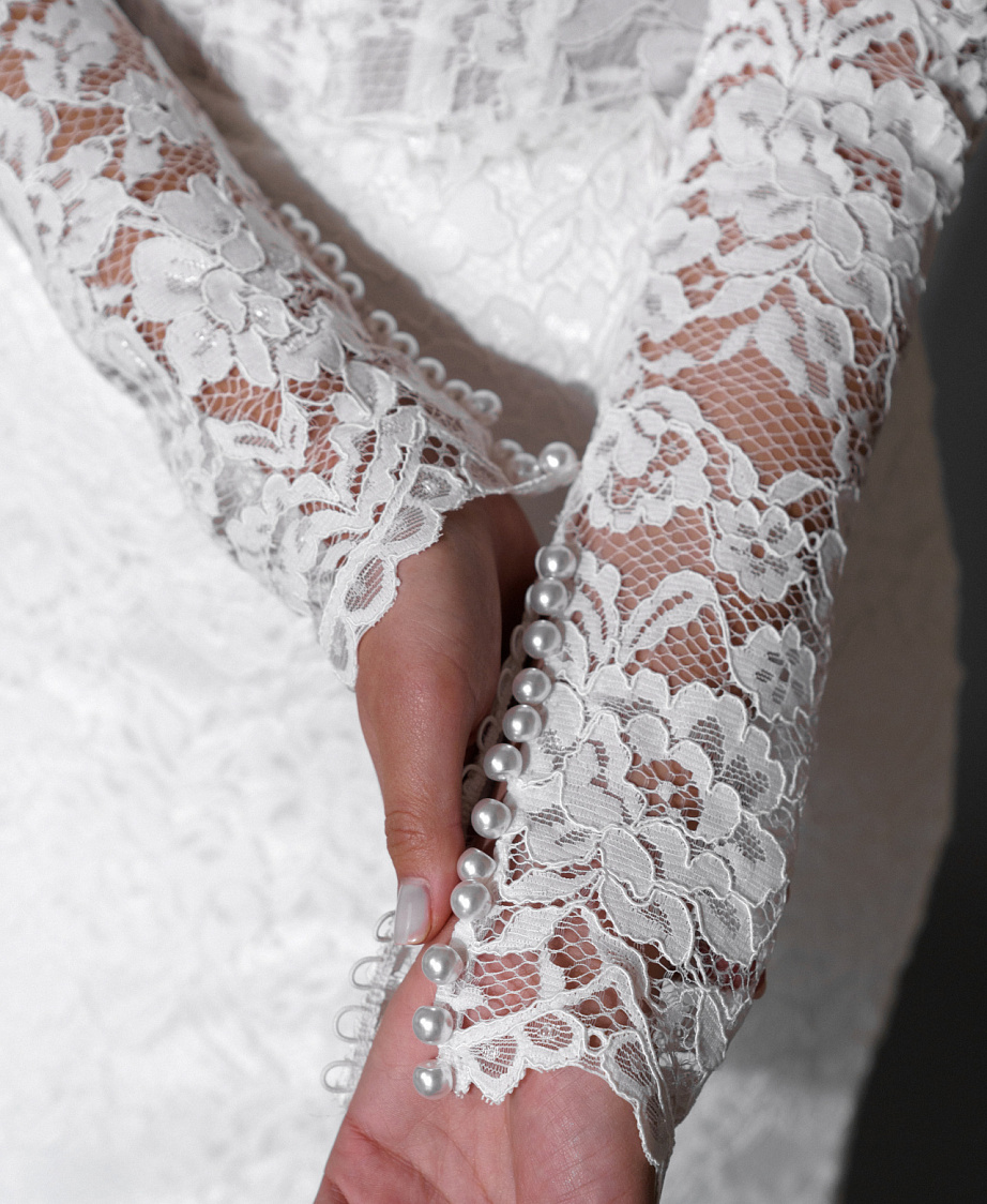 Белое кружевное свадебное платье с рукавами фото